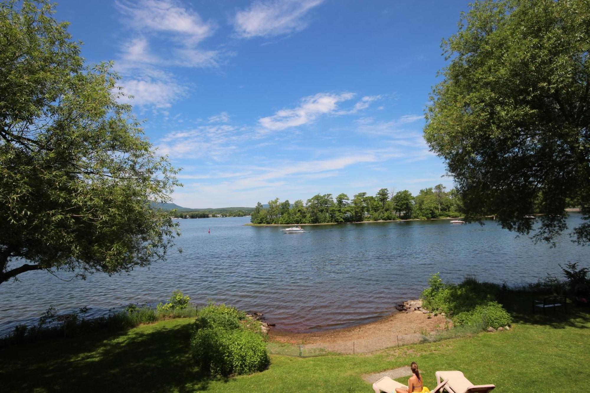 Location Tourisme Estrie - Oberge Du Village Magog Екстер'єр фото