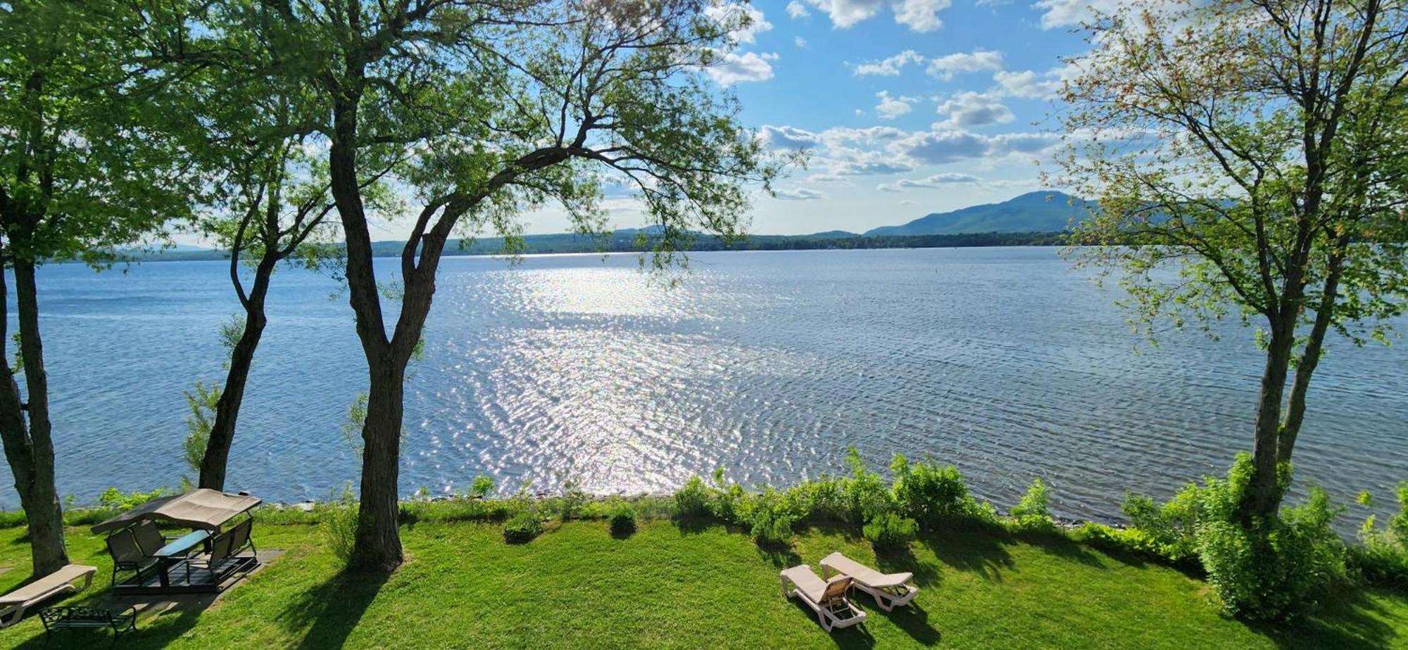 Location Tourisme Estrie - Oberge Du Village Magog Екстер'єр фото
